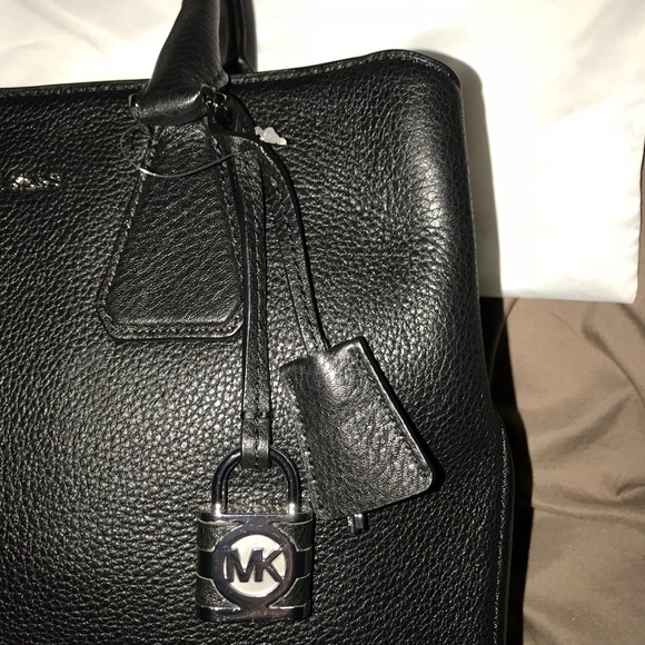 Micheal Kors black soft leather NWT - Picture 2 of 8